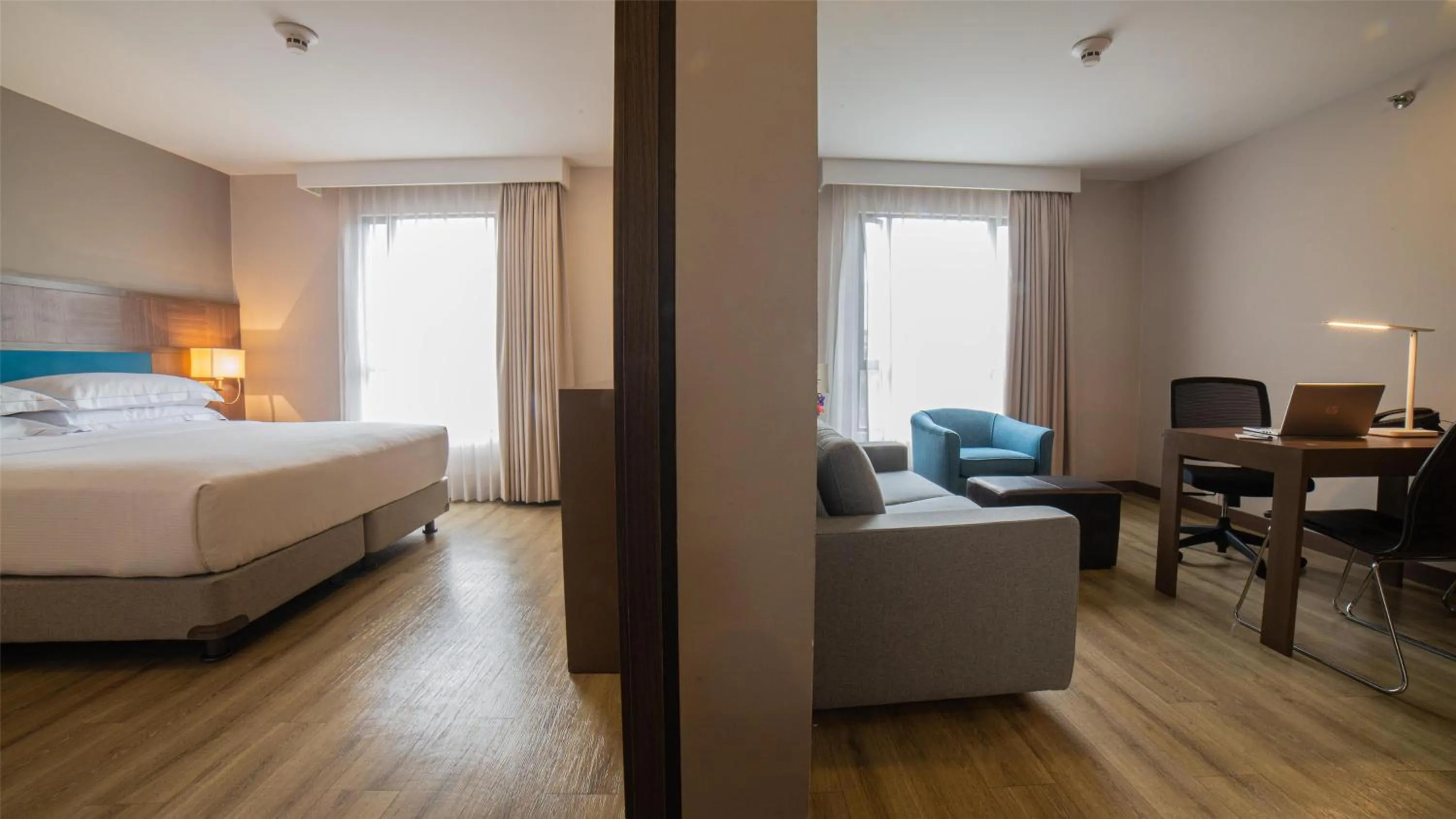 Living room, Bed in Embassy Suites by Hilton Bogotá - Rosales