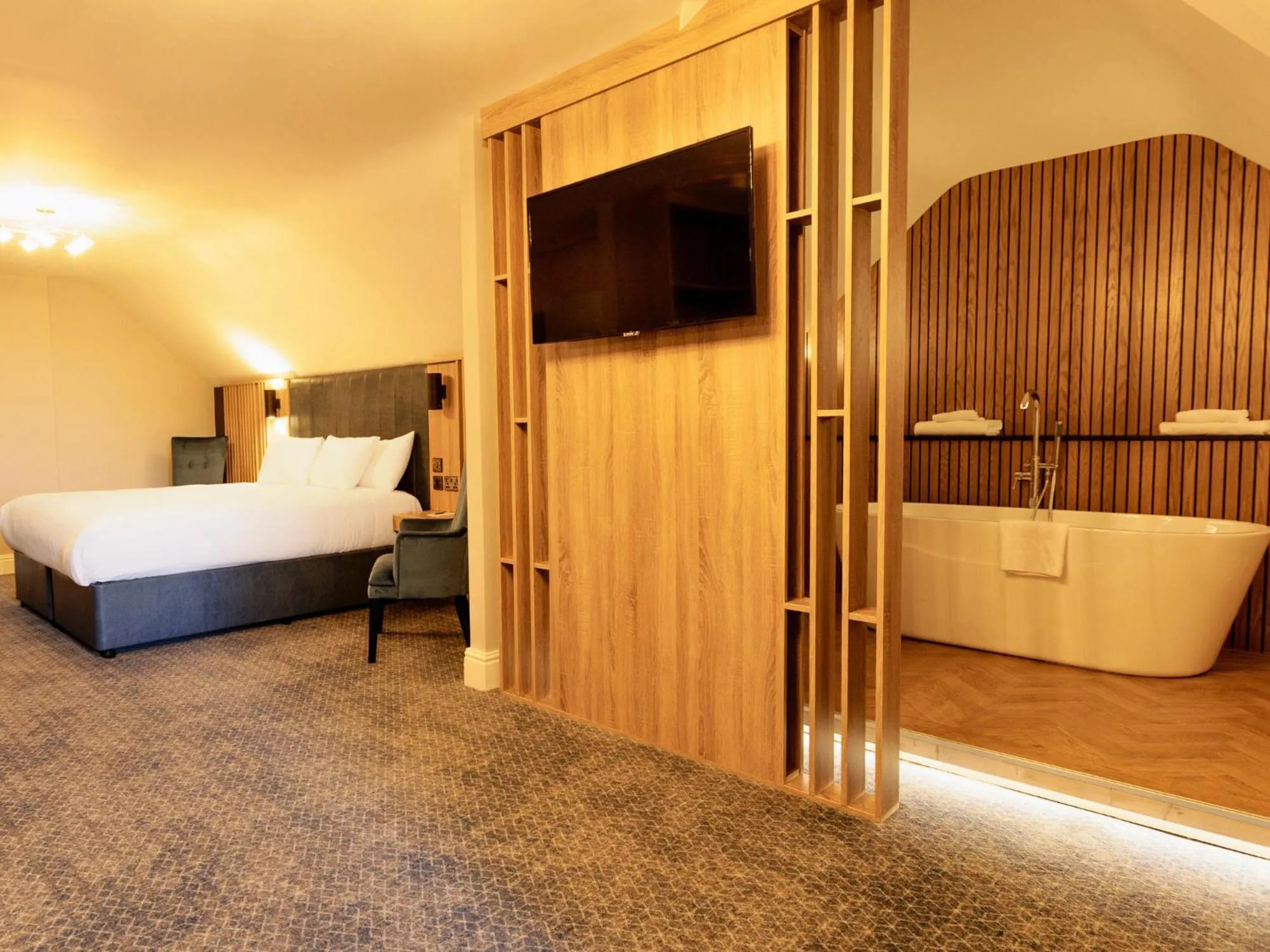 Bathroom, Bed in Springfield Hotel