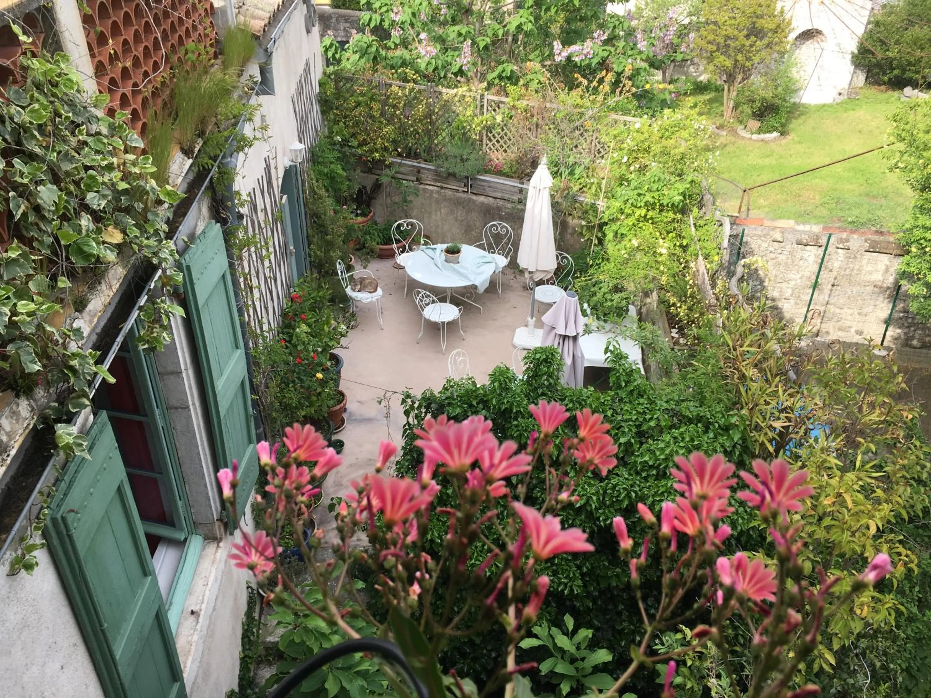 Garden in Les Asphodèles Amélie