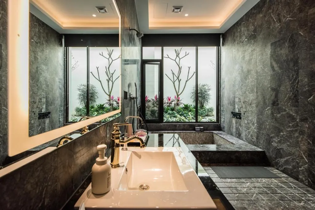 Bathroom in Green Palm Motel