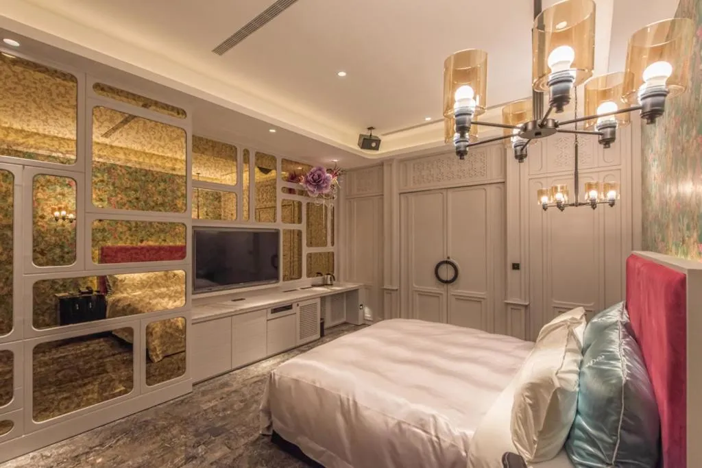 Bed in Green Palm Motel