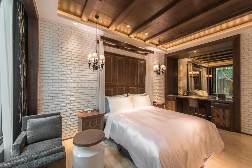 Bed in Green Palm Motel