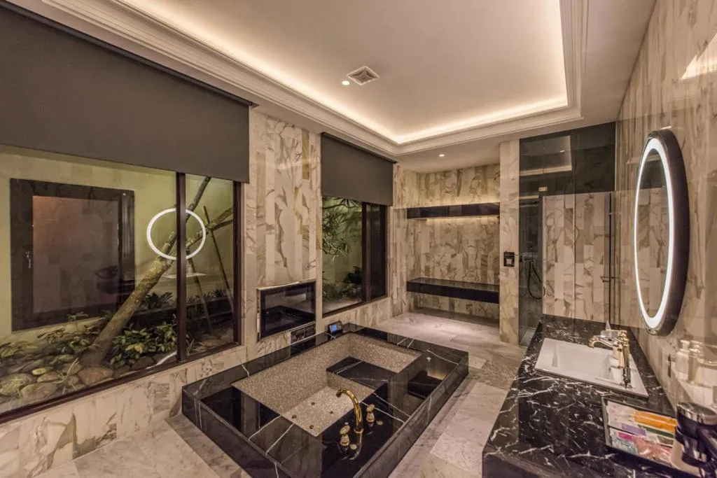 Bathroom in Green Palm Motel