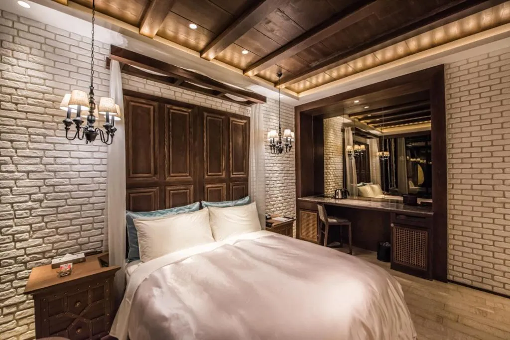 Bed in Green Palm Motel