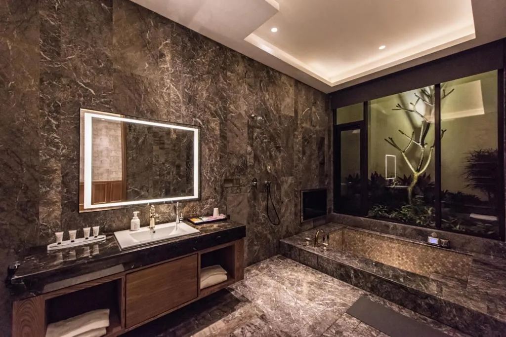 Bathroom in Green Palm Motel