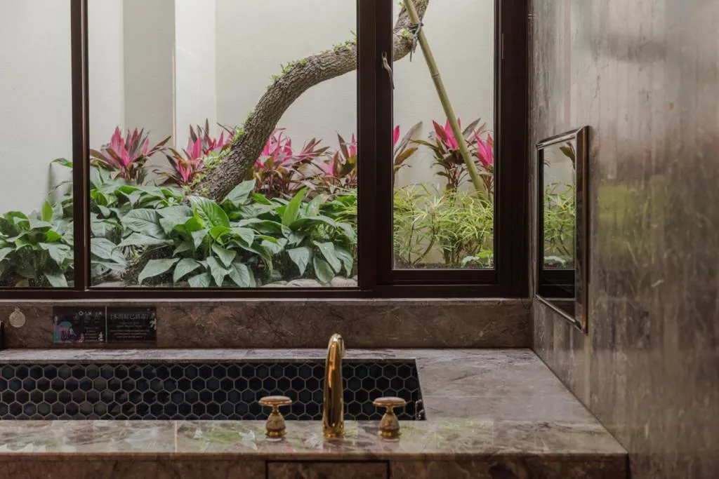 Bathroom in Green Palm Motel