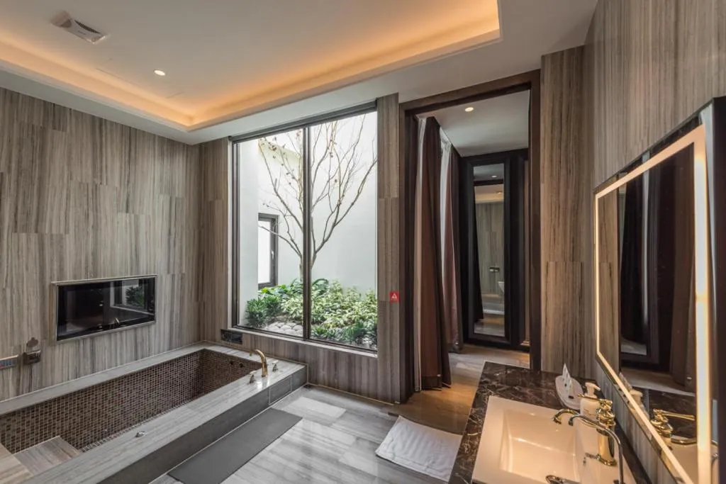 Bathroom in Green Palm Motel