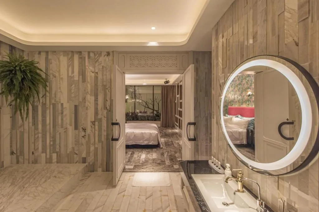 Bathroom, Bed in Green Palm Motel