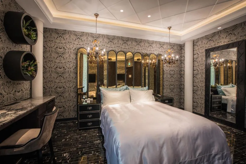 Photo of the whole room, Bed in Green Palm Motel