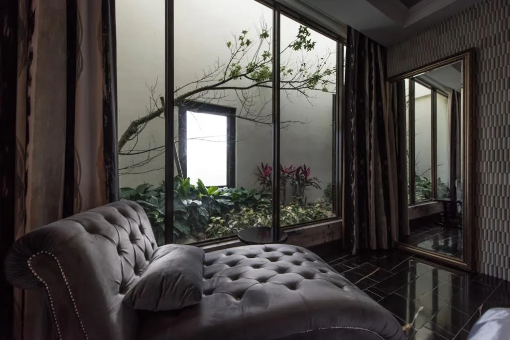 Seating area in Green Palm Motel