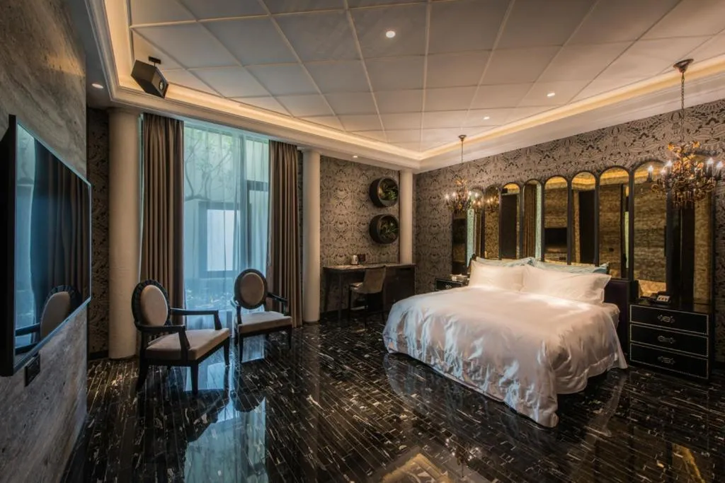 Photo of the whole room, Bed in Green Palm Motel