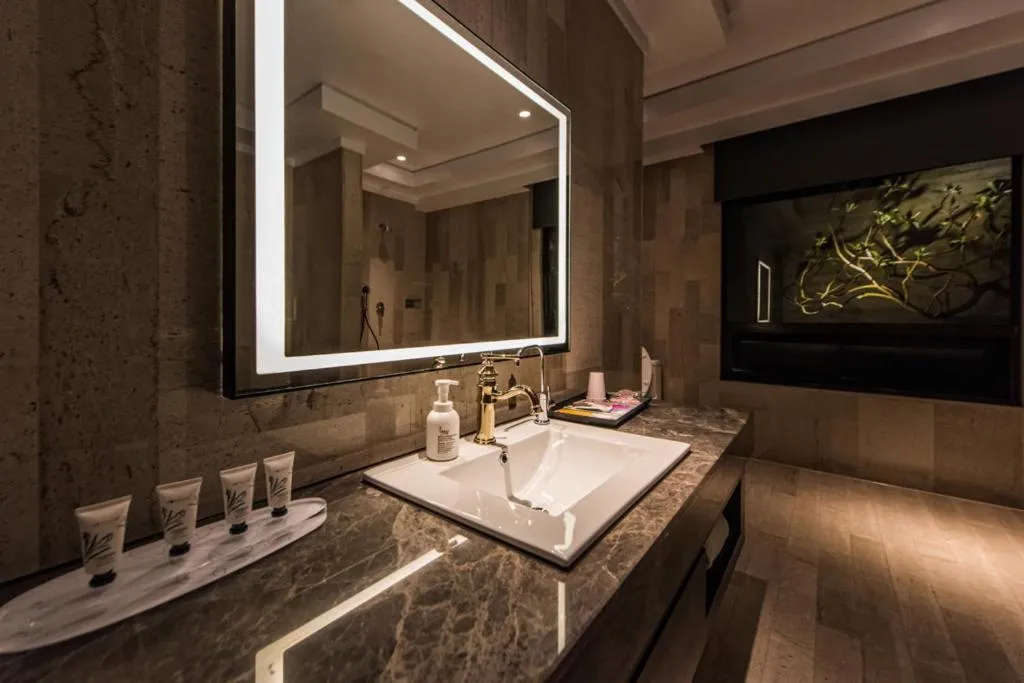 Bathroom in Green Palm Motel