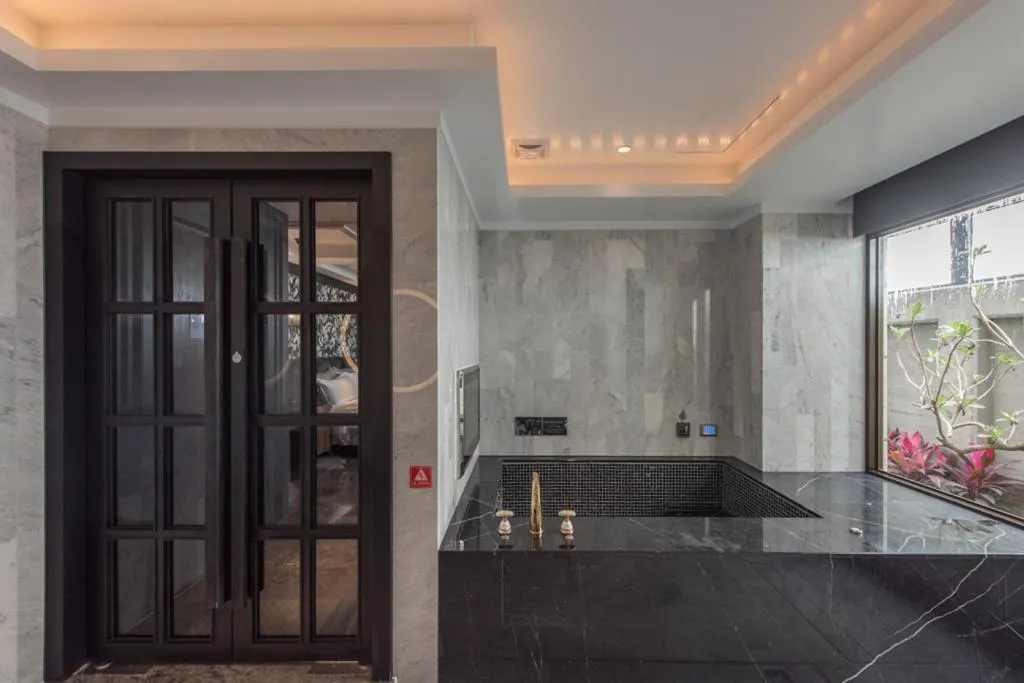 Bathroom in Green Palm Motel