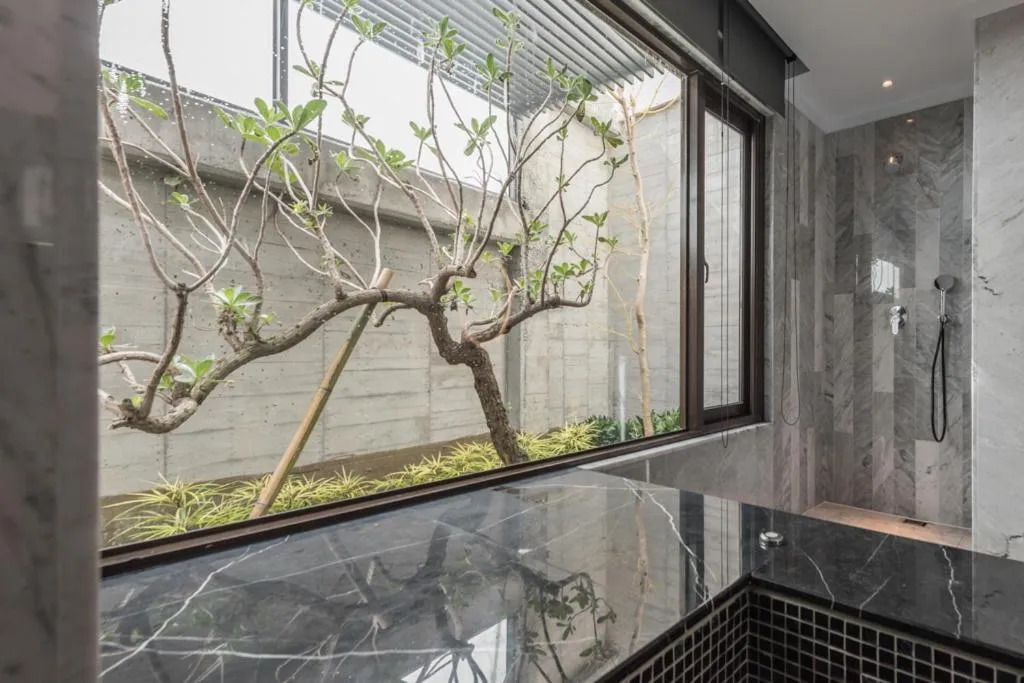 Shower in Green Palm Motel