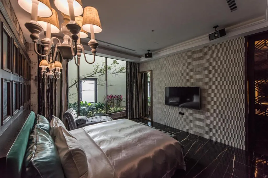 Bed in Green Palm Motel