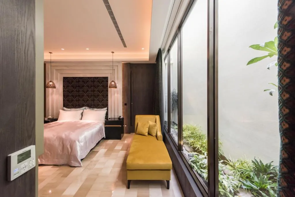 Photo of the whole room, Bed in Green Palm Motel