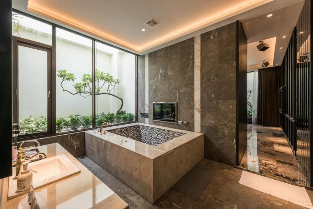 Bathroom in Green Palm Motel