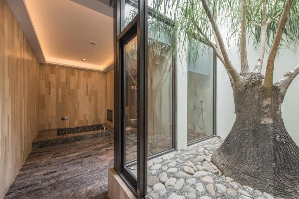 Bathroom in Green Palm Motel