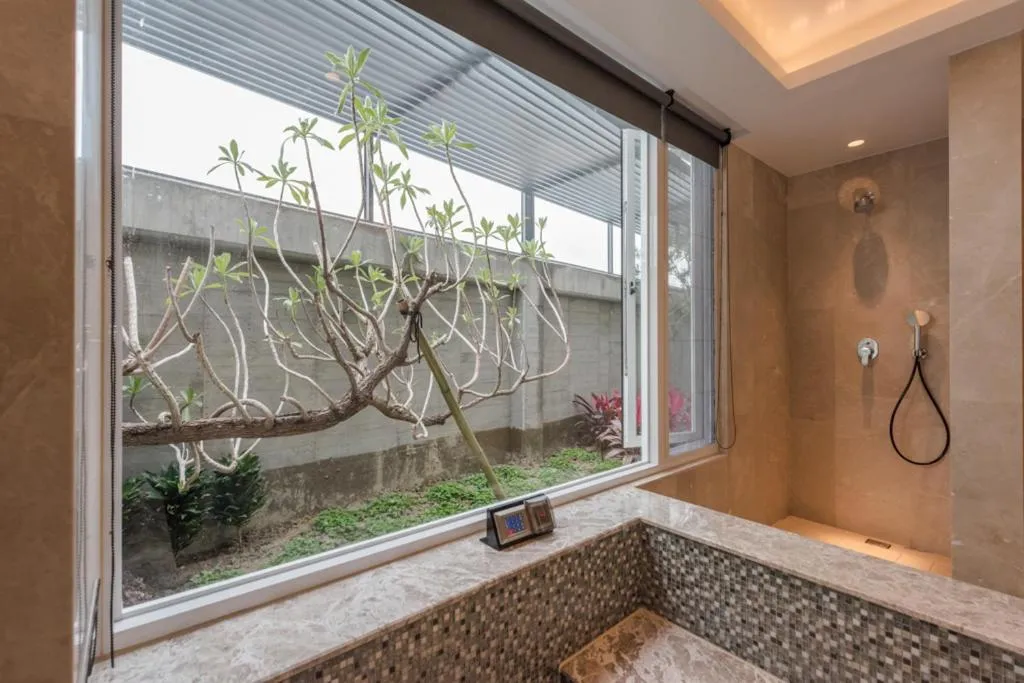 Bathroom in Green Palm Motel