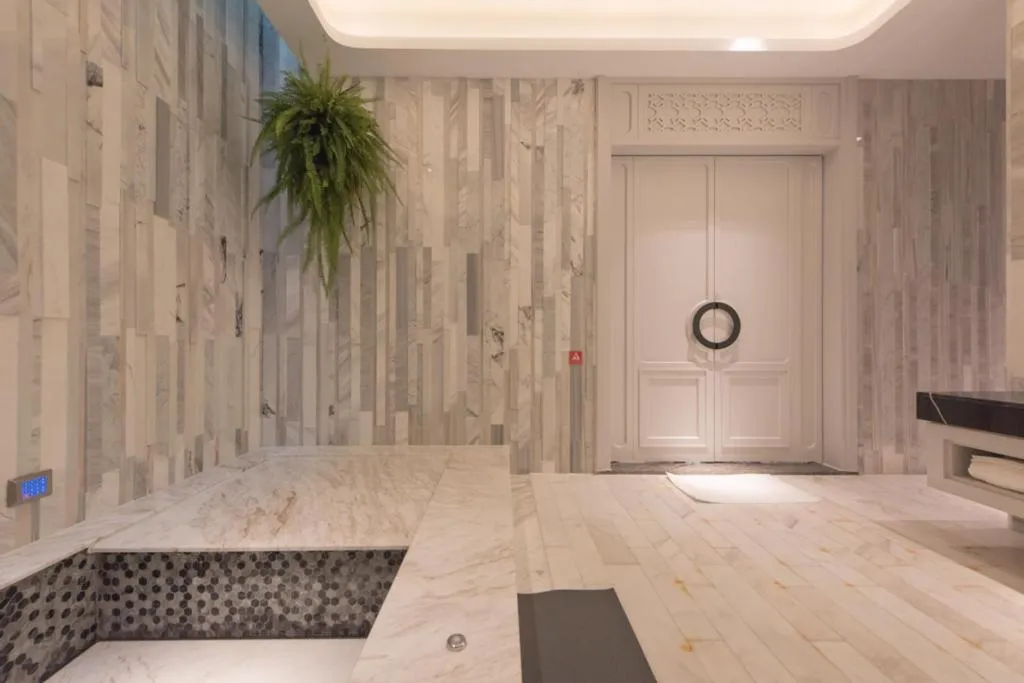 Bathroom in Green Palm Motel