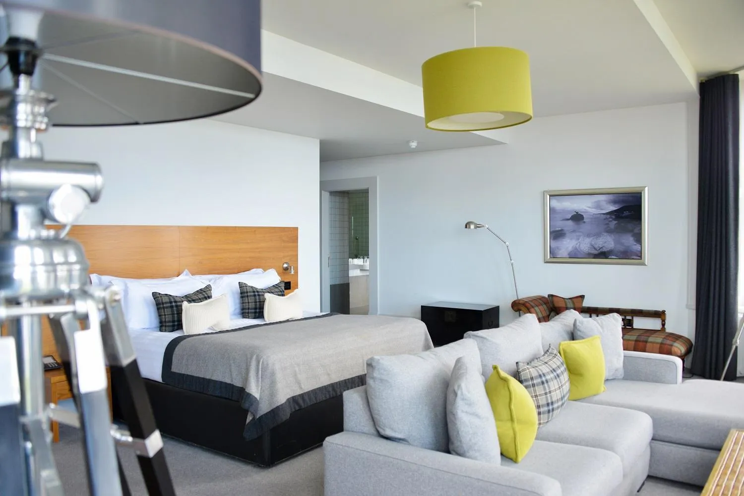 Seating area, Bed in The Douglas Hotel