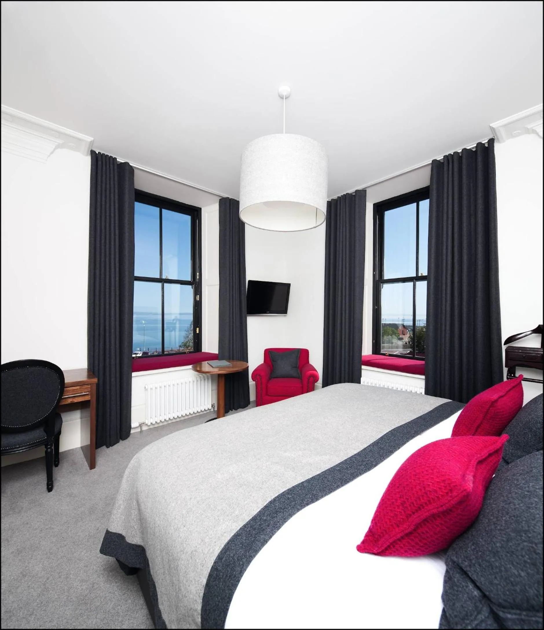 Bedroom, Bed in The Douglas Hotel