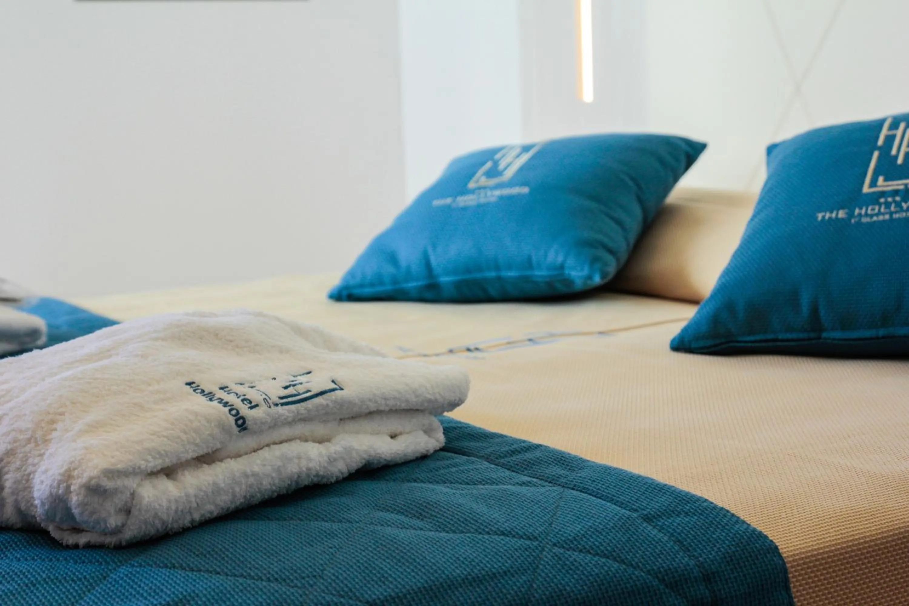 Bed in Hotel Hollywood***S