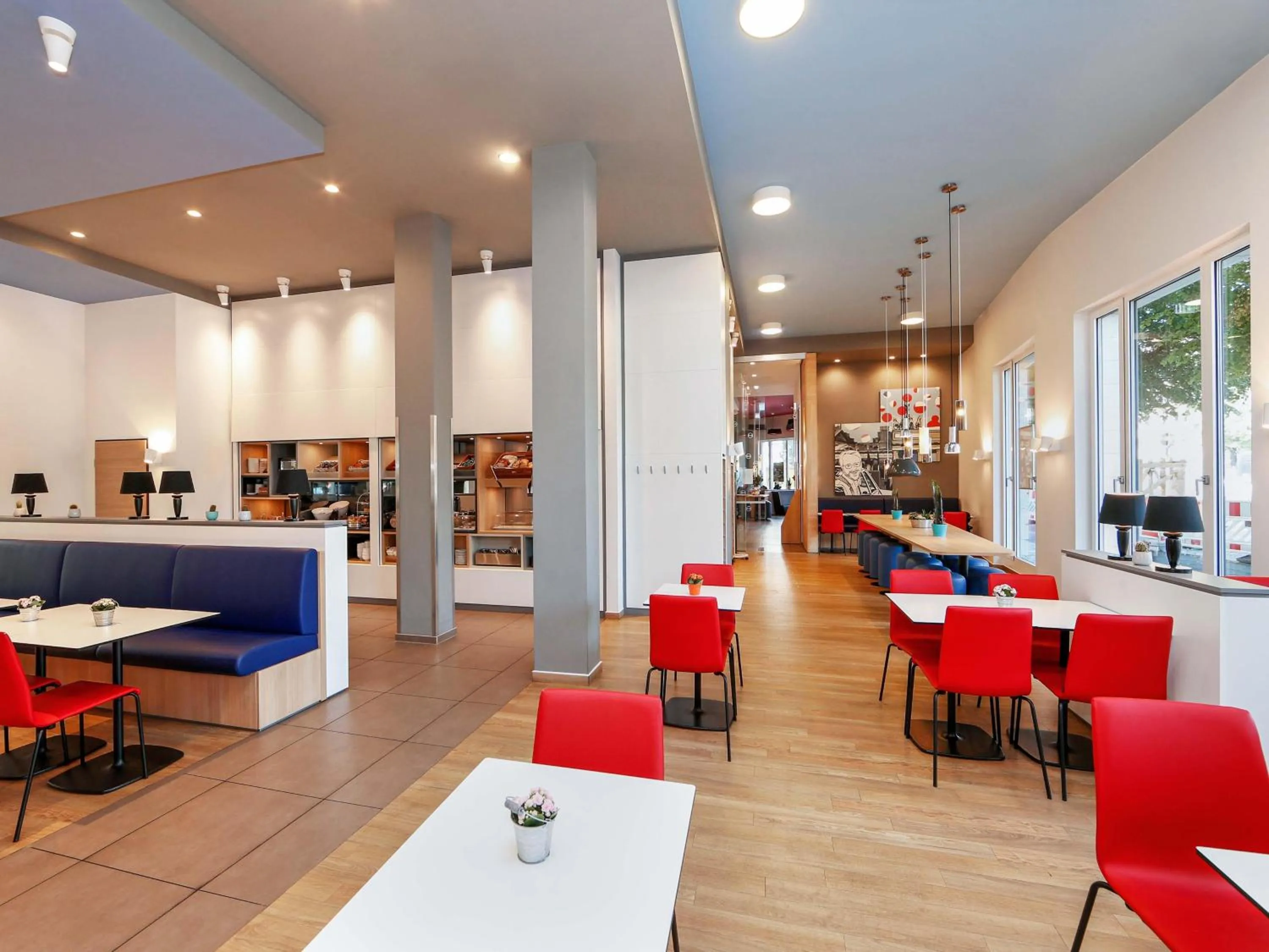 Lounge or bar in B&B Hotel Berlin-Charlottenburg