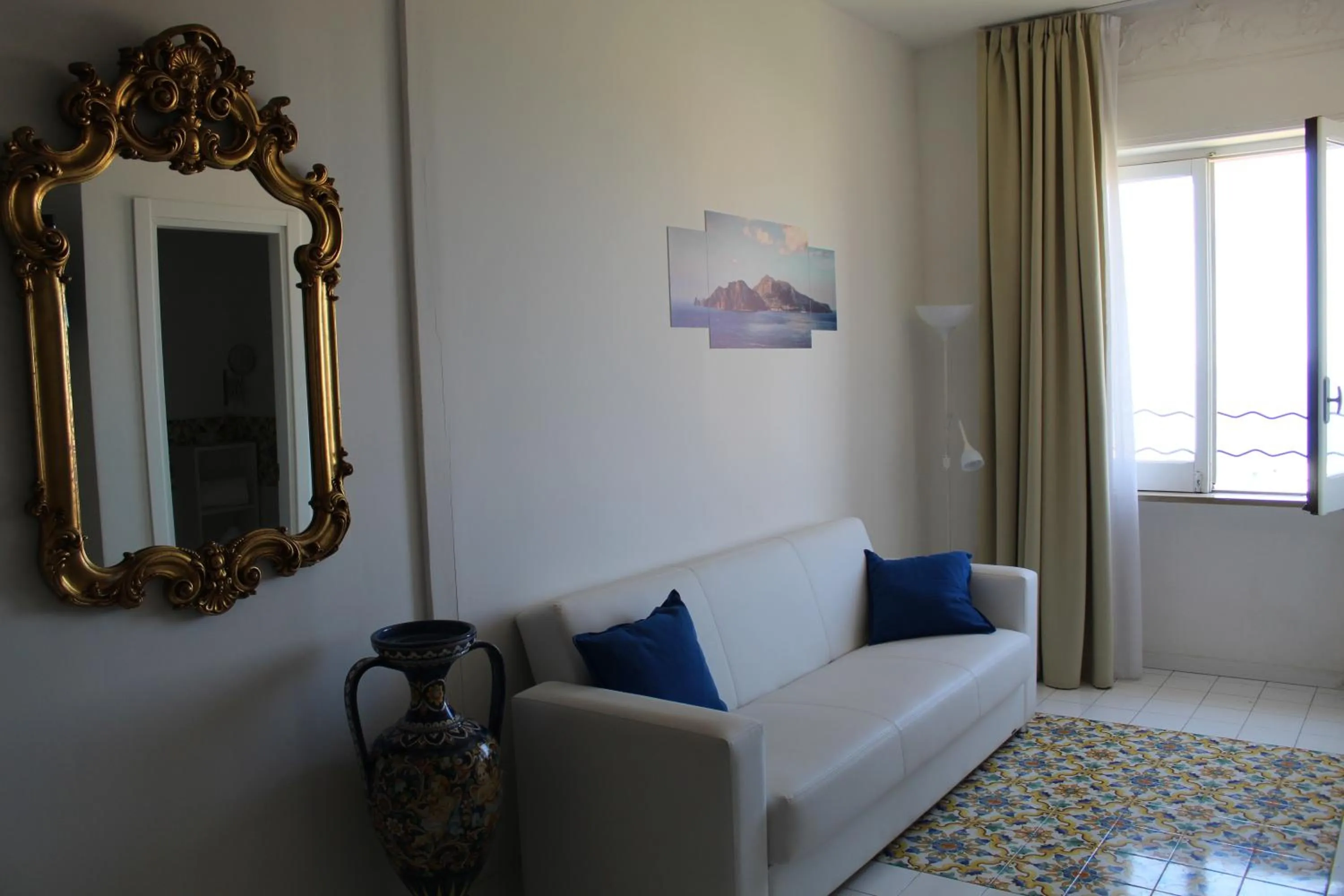 Photo of the whole room in Sunset rooms