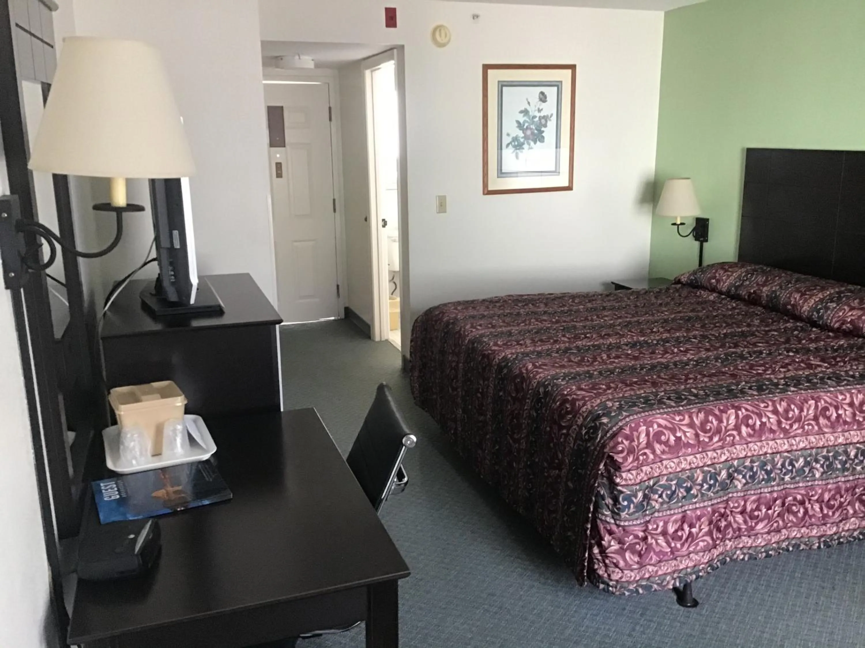 Communal lounge/ TV room, Bed in Anastasia Inn - Saint Augustine