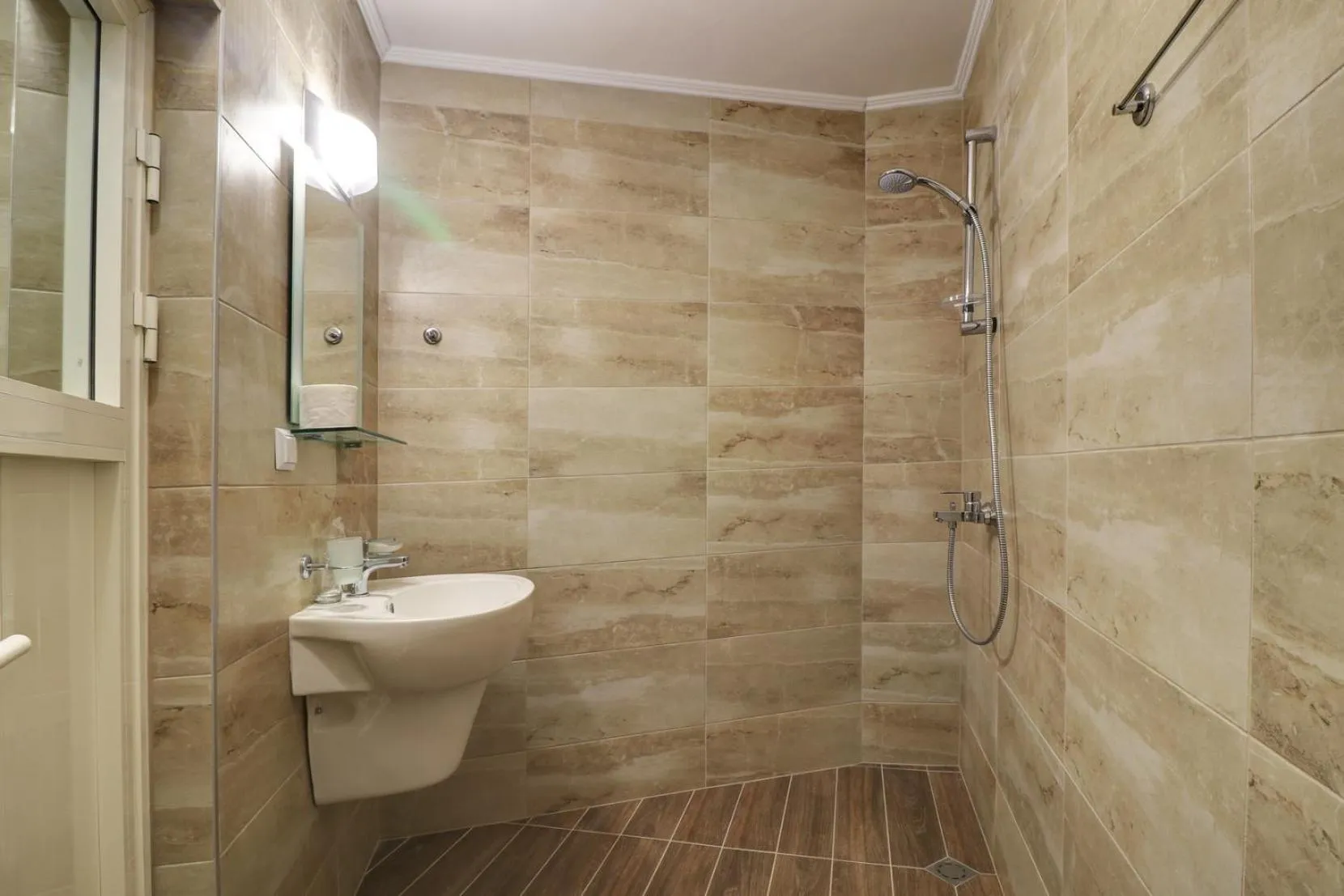 Shower in Family Hotel Jupiter