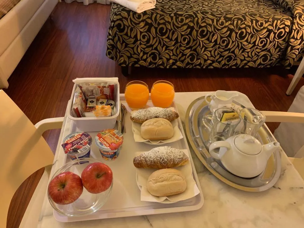 Breakfast in Florence Room B&B