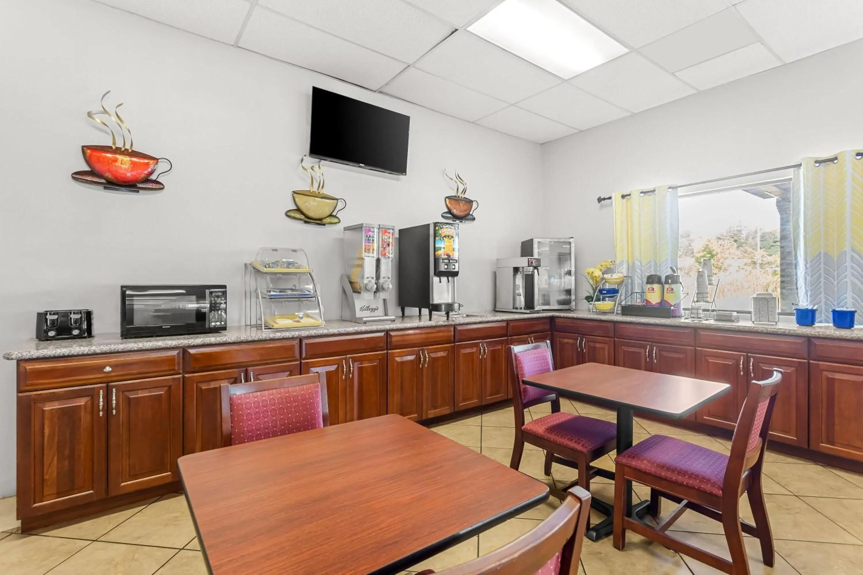 Restaurant/places to eat in Days Inn by Wyndham Huntington