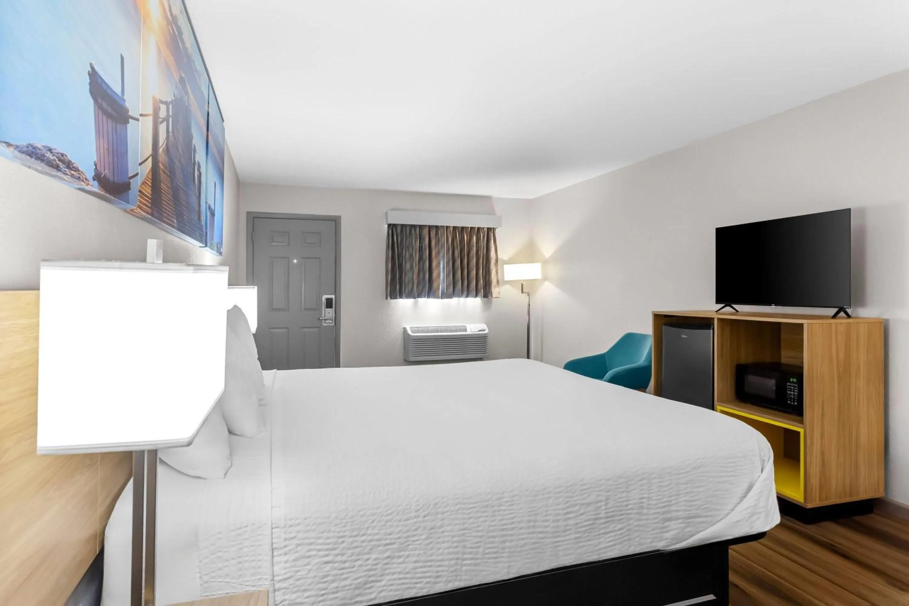 Bed in Days Inn by Wyndham Huntington