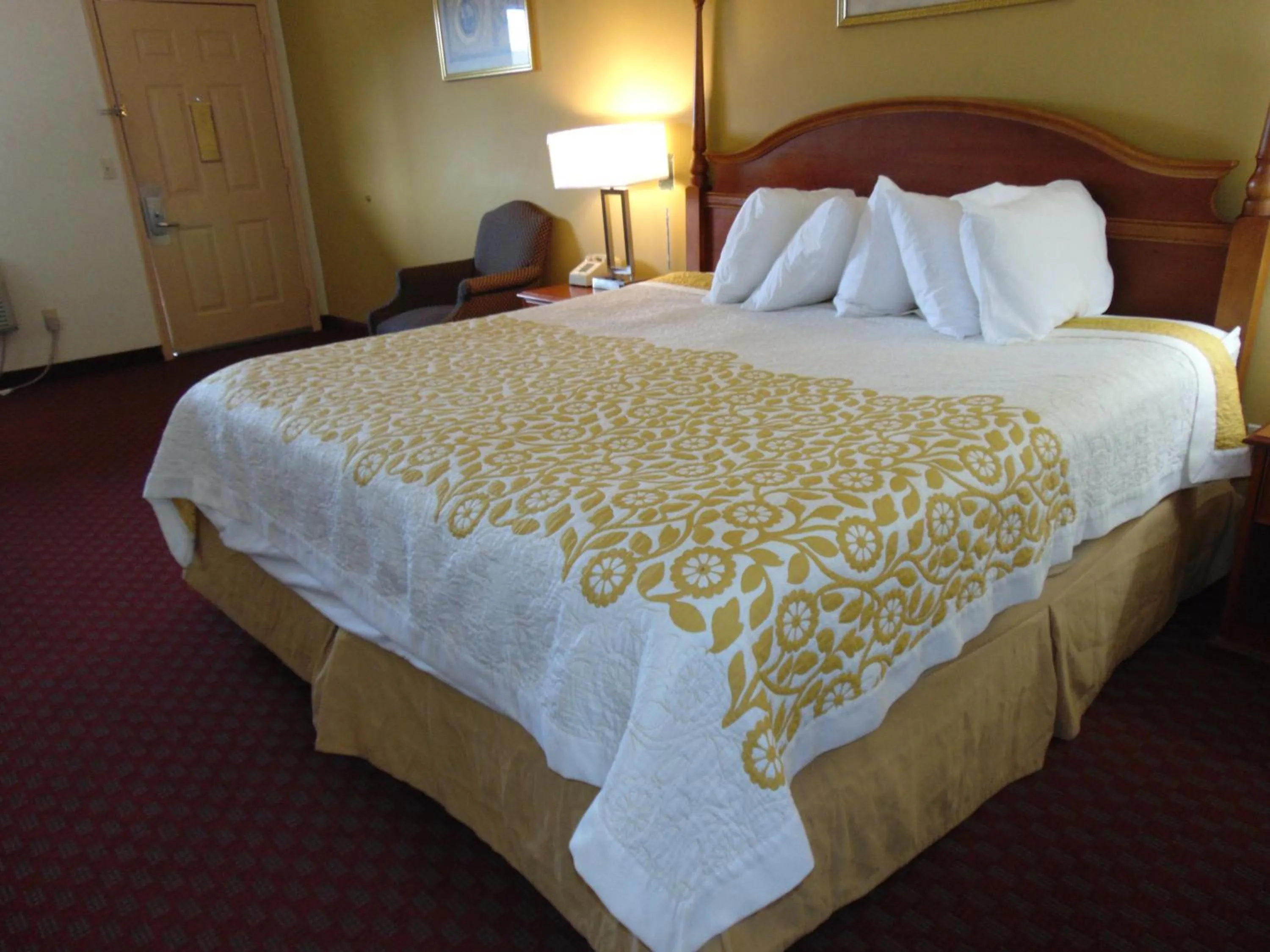 Photo of the whole room, Bed in Days Inn by Wyndham Huntington