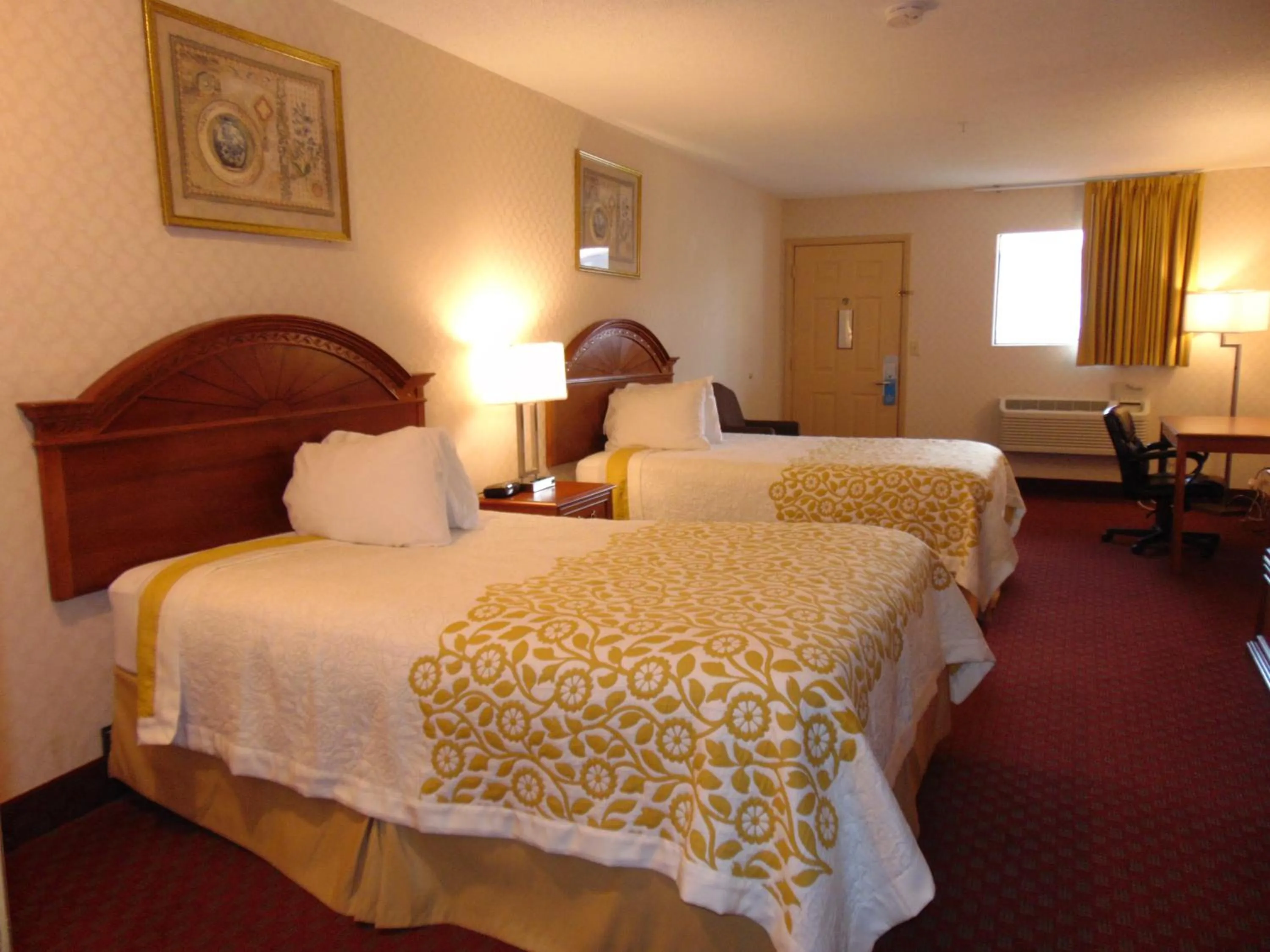 Double Room with Two Double Beds - Smoking in Days Inn by Wyndham Huntington