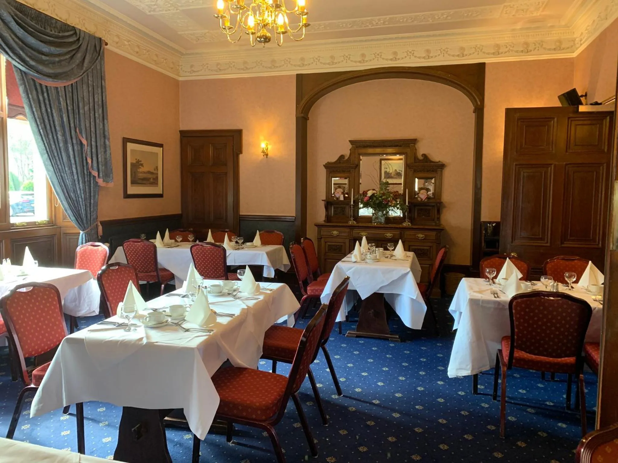 Restaurant/places to eat in Ramnee Hotel