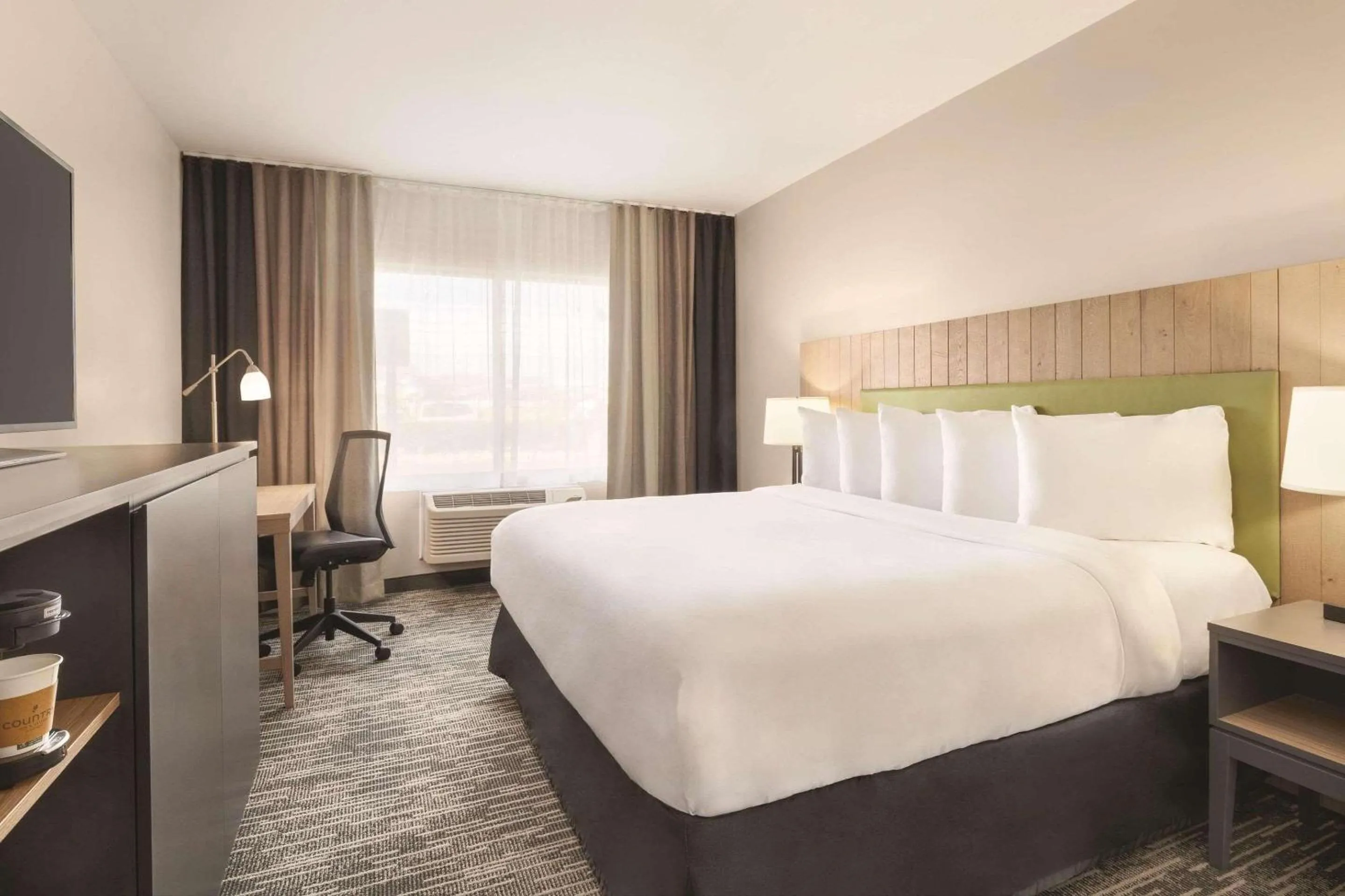 Bedroom, Bed in Country Inn & Suites by Radisson, Sevierville-Kodak, TN