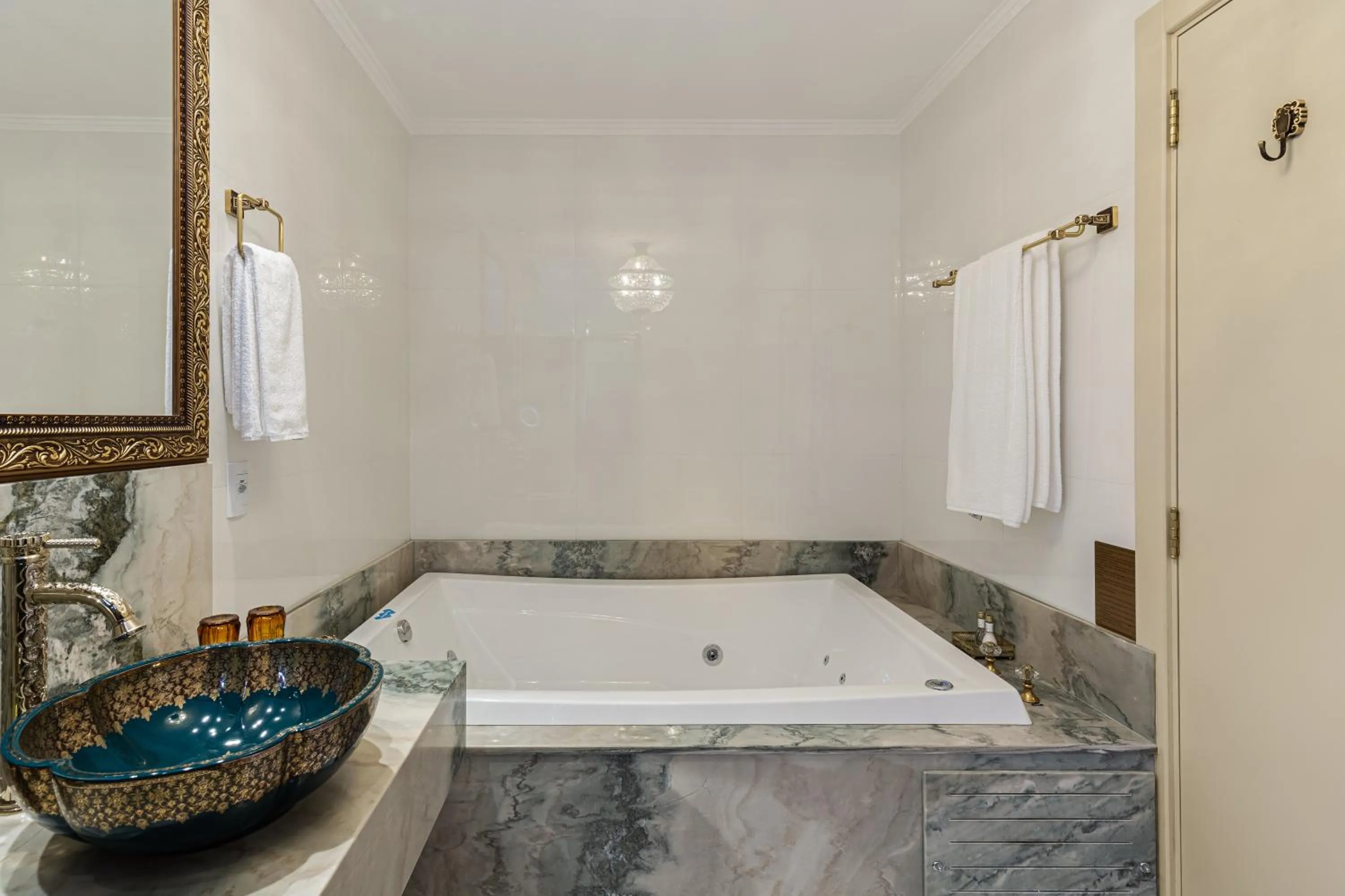 Hot Tub in Hotel Colline de France