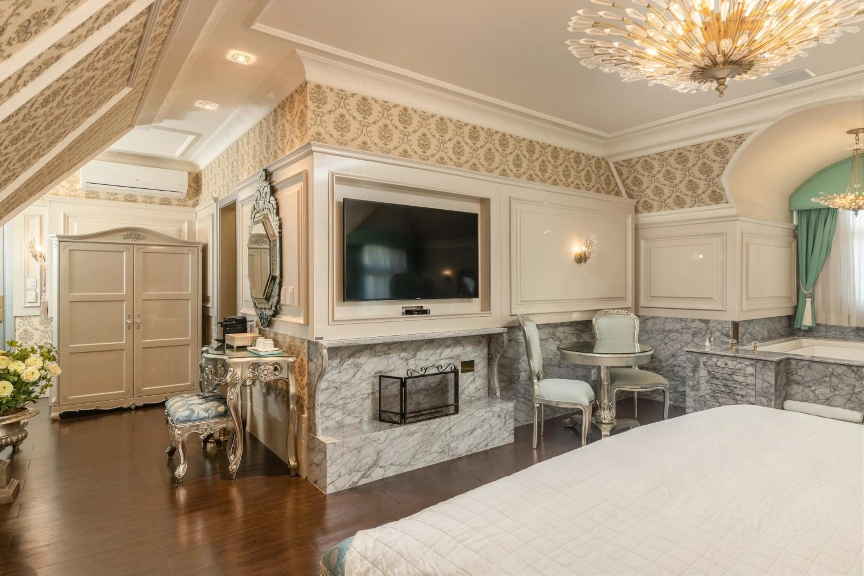 Communal lounge/ TV room, Bed in Hotel Colline de France