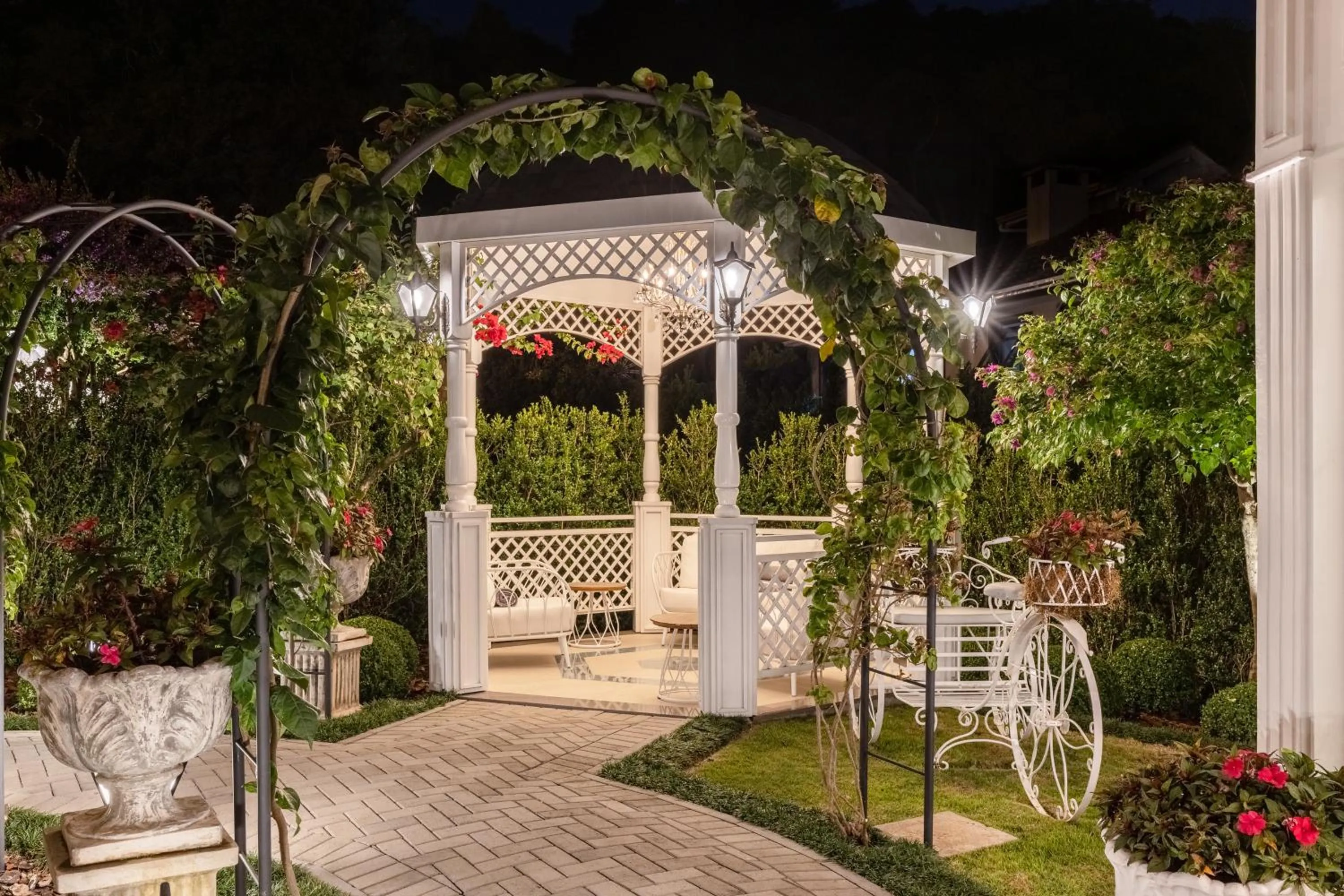 Garden in Hotel Colline de France