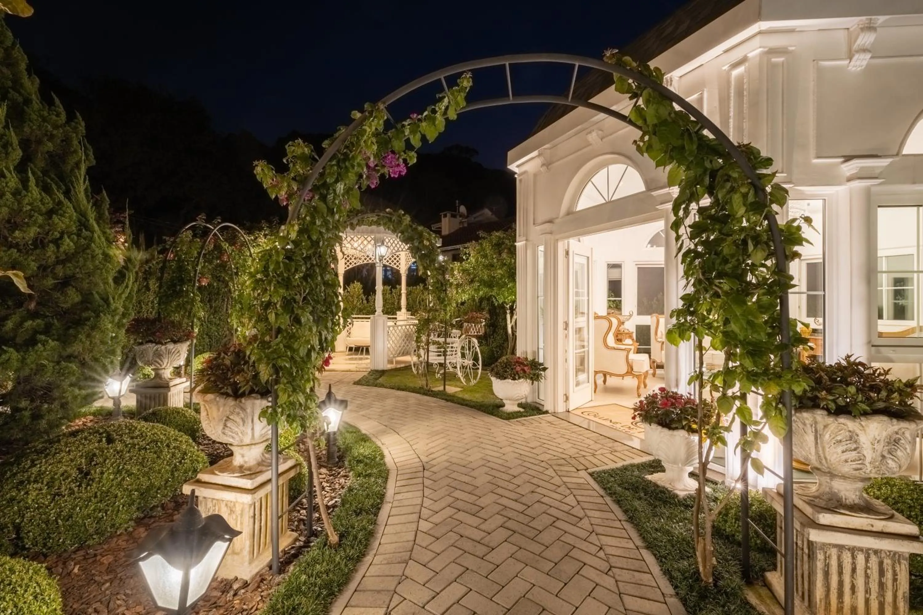 Garden in Hotel Colline de France