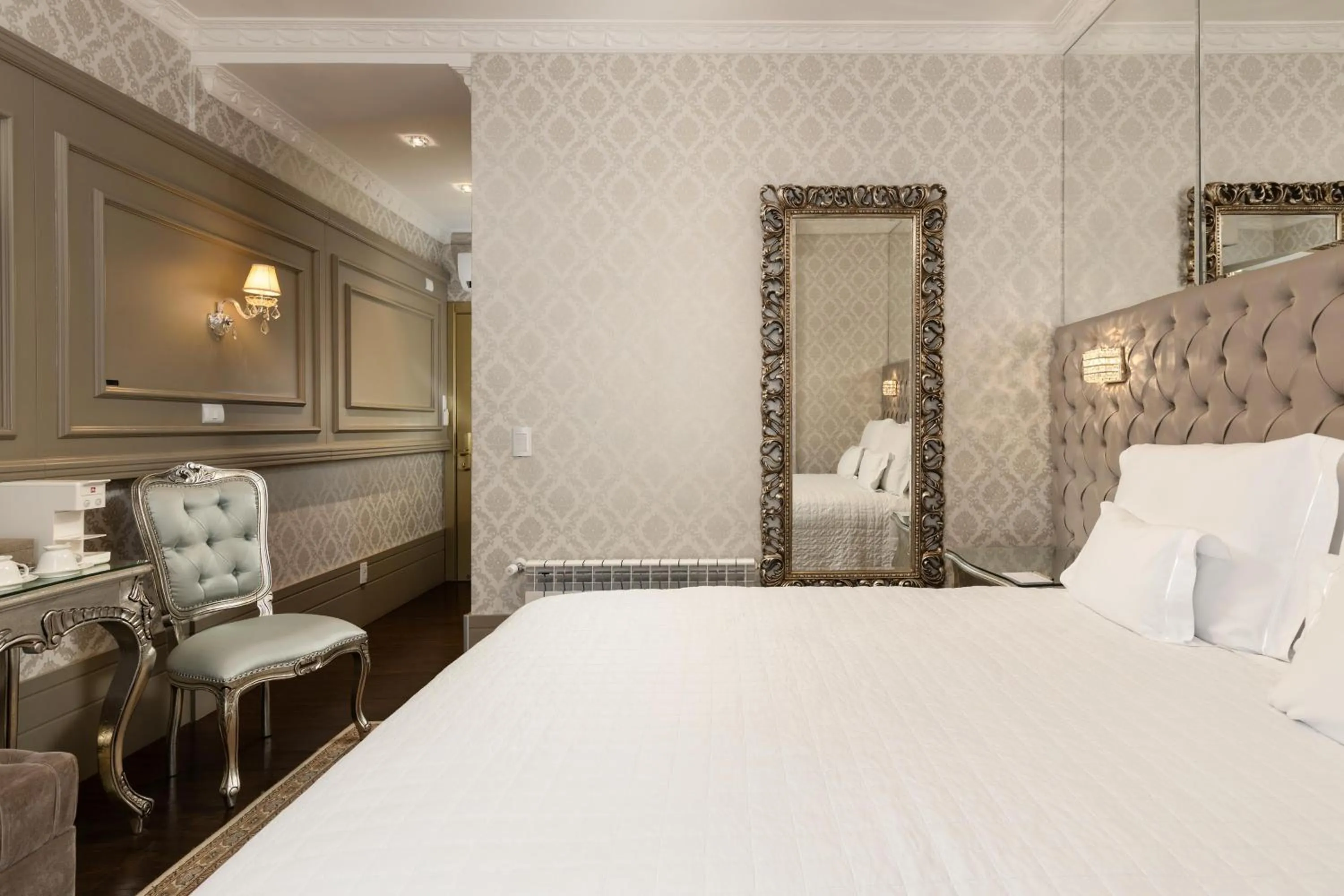 Bed in Hotel Colline de France