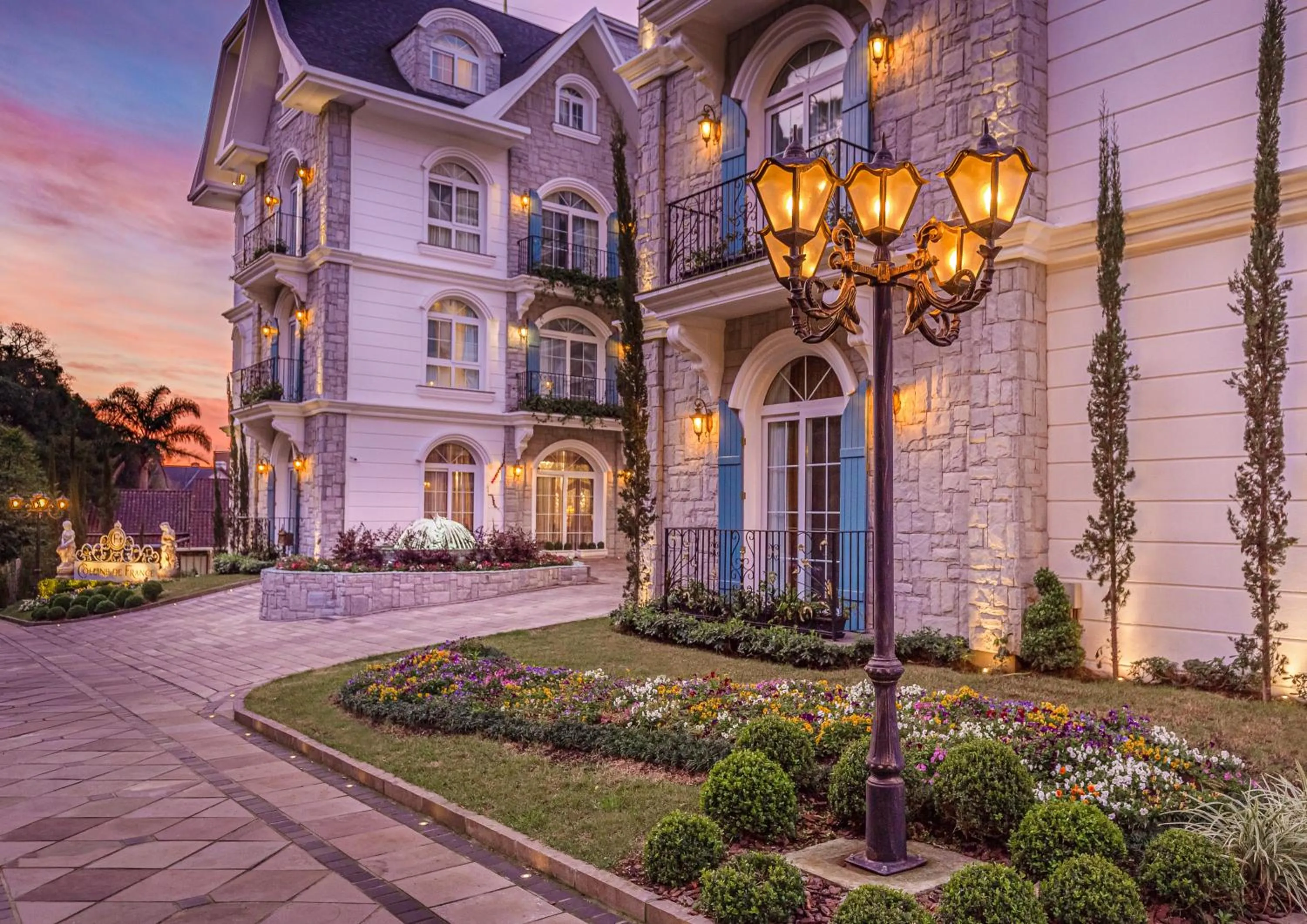 Property building in Hotel Colline de France