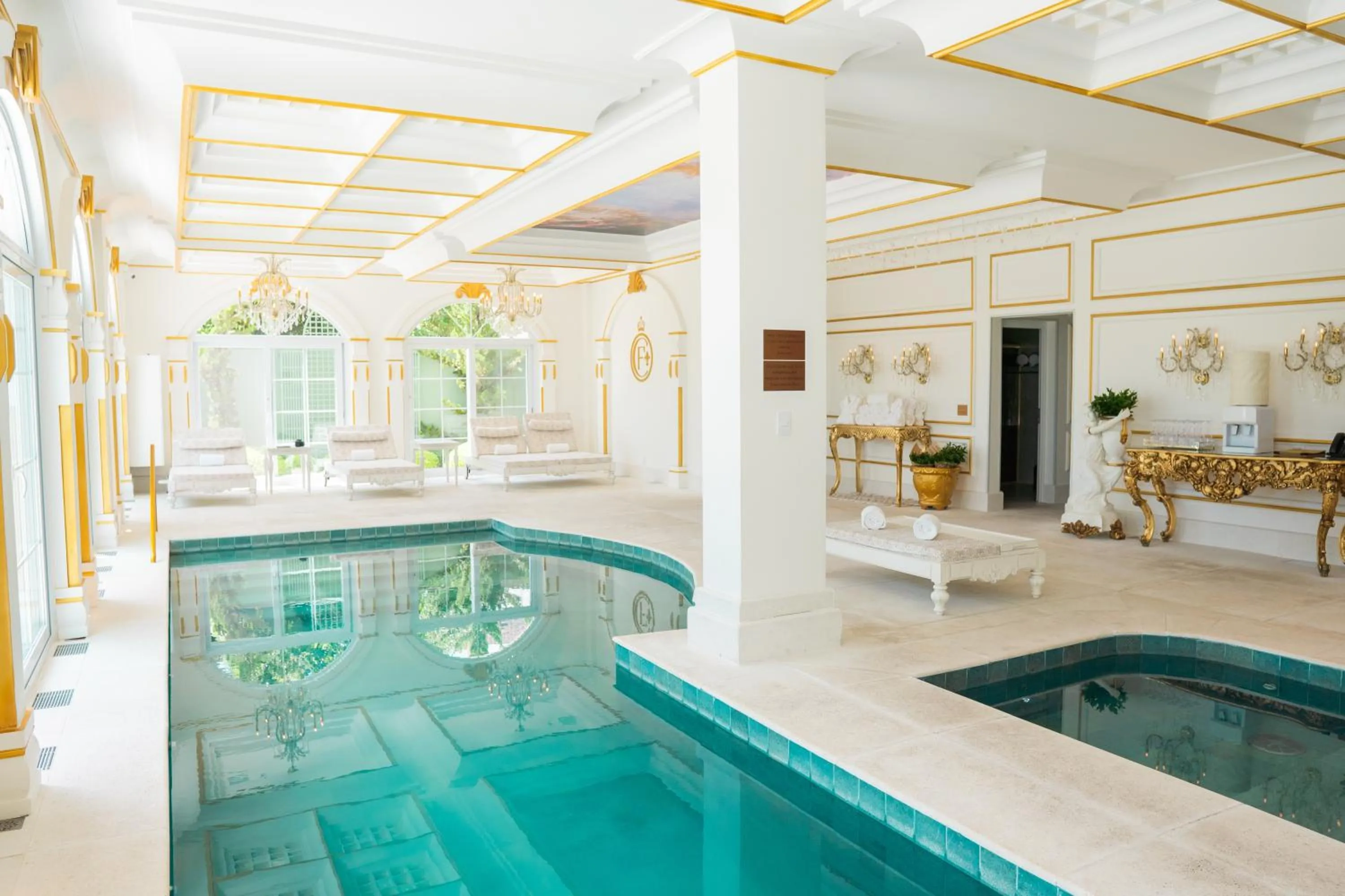 Swimming pool in Hotel Colline de France