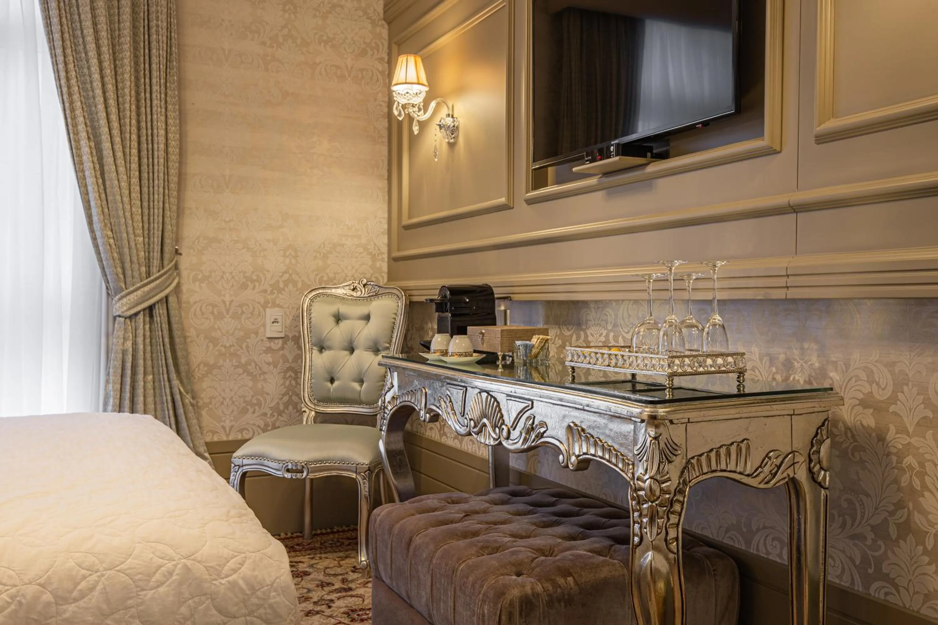 Bed in Hotel Colline de France