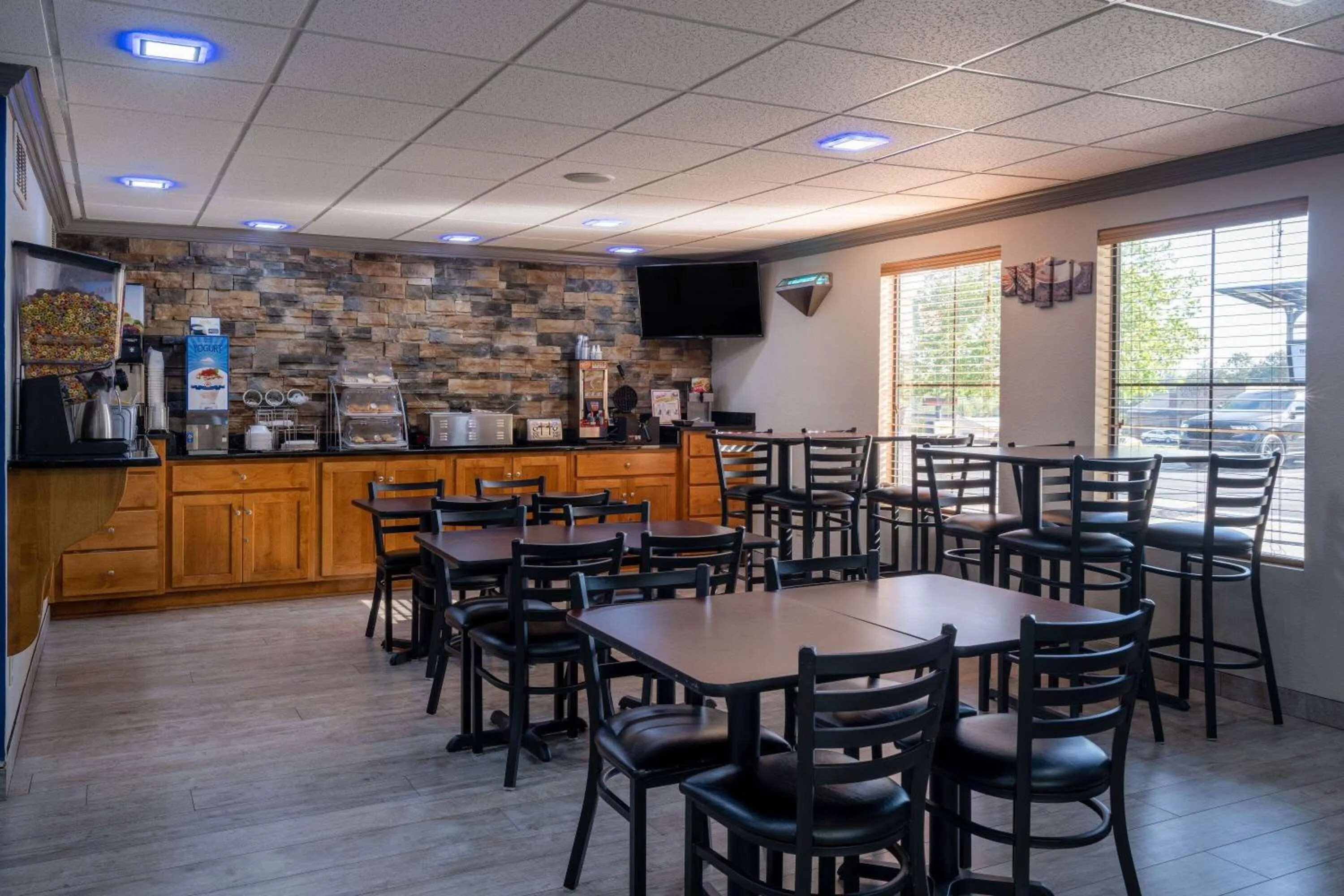 Breakfast in Days Inn & Suites by Wyndham Commerce