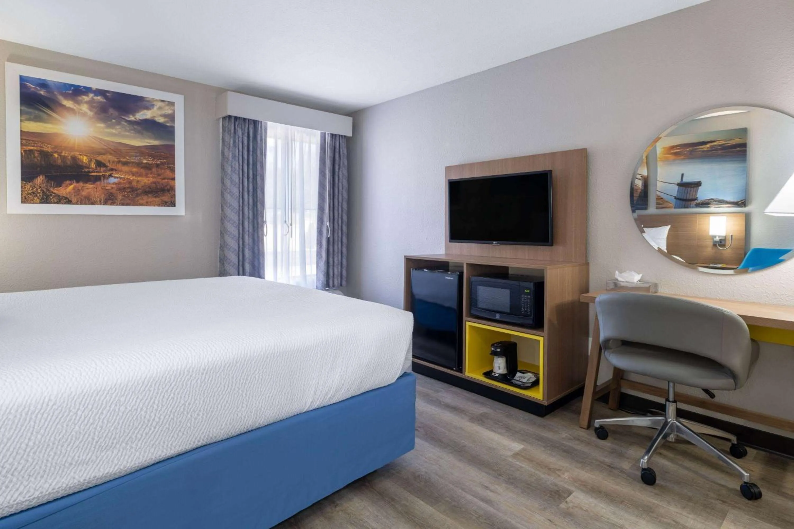 Photo of the whole room, Bed in Days Inn & Suites by Wyndham Commerce