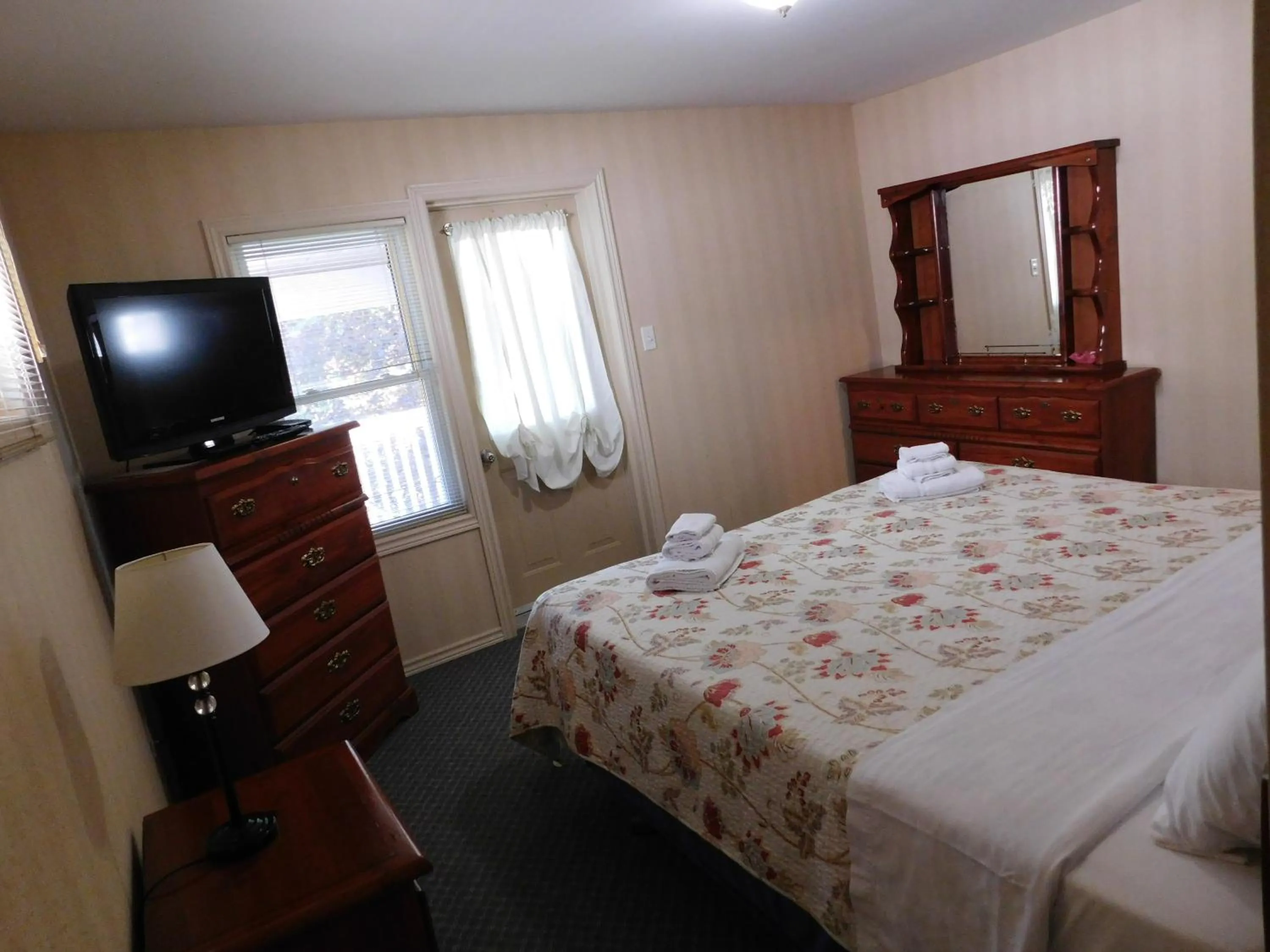 Bed in Rainbow Bed & Breakfast