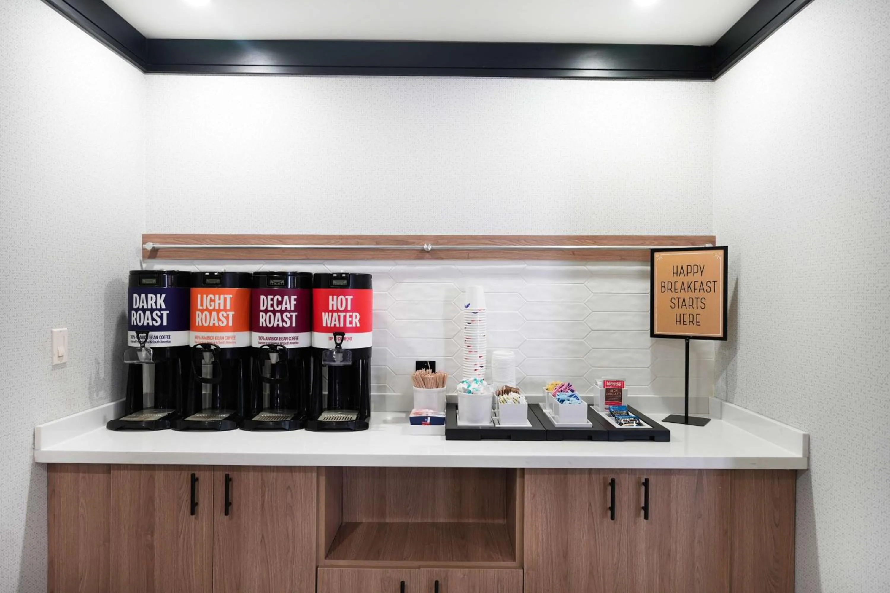 Dining area in Hampton Inn and Suites Tulsa Central